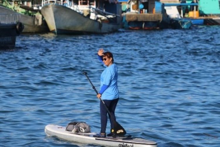 Menteri Kelautan dan Perikanan RI, Susi Pudjiastuti, naik kayak memantau laut Bitung di Kawasan Pelabuhan Perikanan Negara (Perikani) Bitung, Minggu (19/8/2018). 
