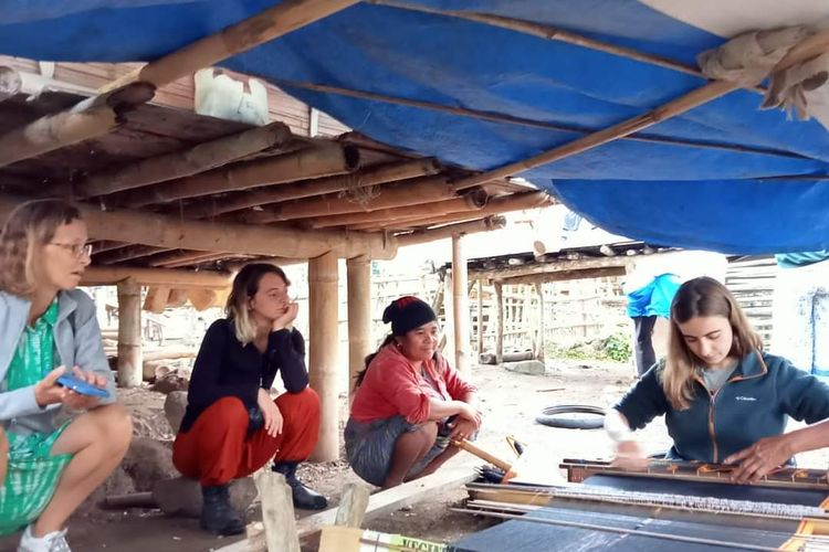  Wisatawan asing belajar menenun kain tenun Nagekeo. Salah satu UMKM Nagekeo adalah usaha kain tenun.