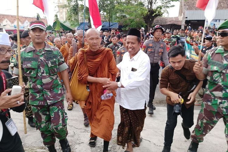 32 biksu yang melakukan ritual jalan kaki, saat disambut oleh pengurus PCNU Kendal. KOMPAS.COM/SLAMET PRIYATIN