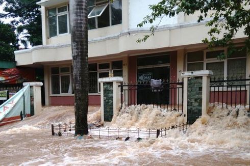 Petugas Berupaya Tutup Tembok Rumah yang Jebol di Pinggir Kali Sunter 