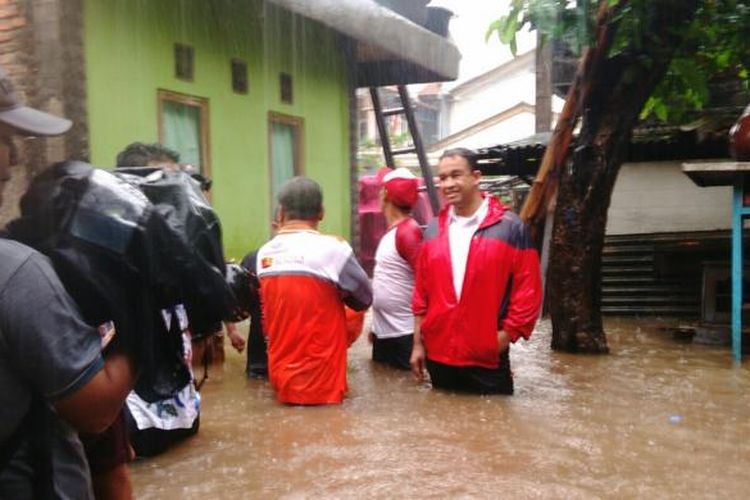 Calon gubernur DKI Anies Baswedan turun memantau banjir yang terjadi di kawasan Cipinang Melayu, Makasar, Jakarta Timur. Anies berkeliling kawasan yang sedang dilanda banjir sekitar 1 meter lebih itu. Senin (20/2/2017).