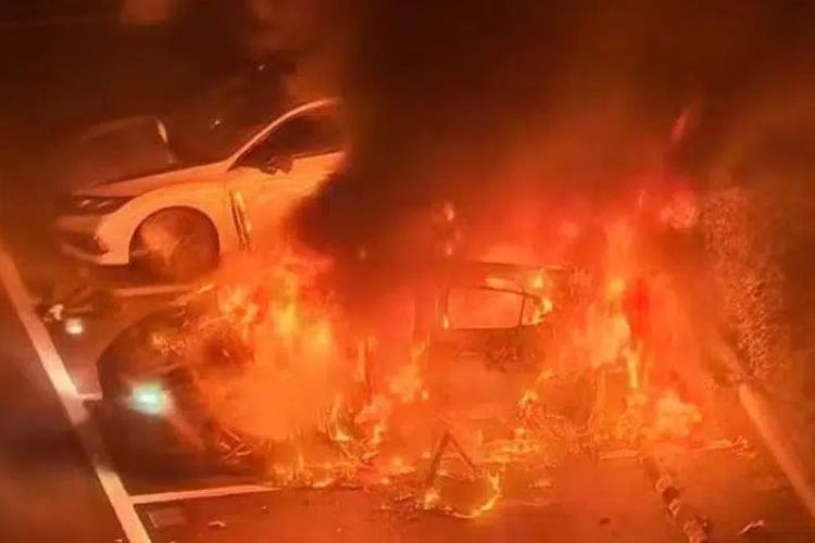 Sedan MG5 Terbakar Saat Parkir di Depan Hotel di China