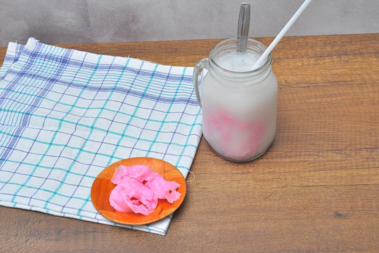 Ilustrasi es pleret dalam gelas saji. 