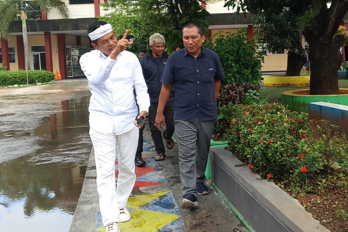 Gubernur Jawa Barat terpilih Dedi Mulyadi saat mendatangi SMAN 4 Karawang usai siswa protes tak bisa mengikuti SNBP, Kamis (6/2/2025).