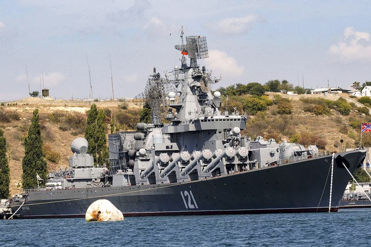 Kapal perang Moskva andalan Armada Laut Hitam Rusia saat berlabuh di Sevastopol, 11 September 2008. Kementerian Pertahanan Rusia mengonfirmasi bahwa kapal Moskva tenggelam pada Rabu (13/4/2022) akibat ledakan amunisi, bukan tertembak rudal Ukraina.