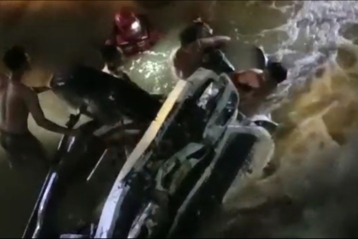 Petugas SAR BPBD Tuban dibantu warga setempat mengevakuasi penumpang truk tronton yang tersebur ke sungai di Kecamatan Senor, Kabupaten Tuban, Jawa Timur.