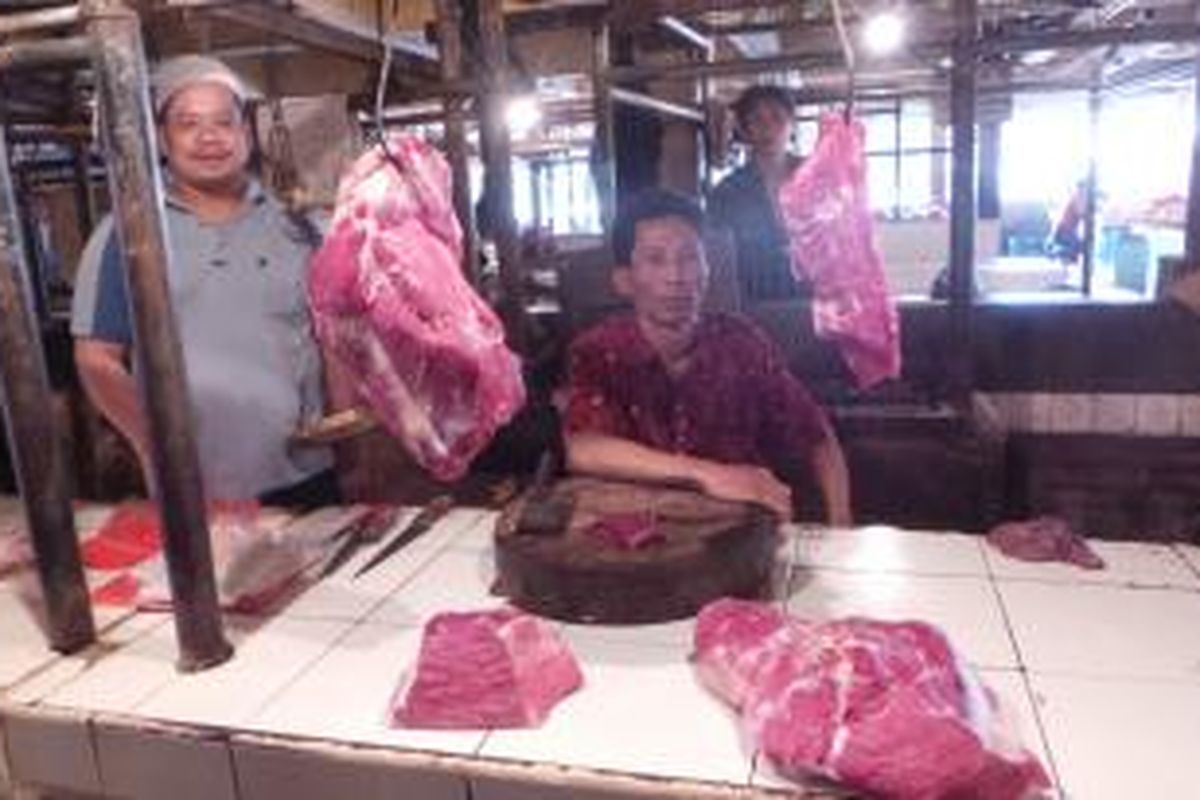 Didik (kiri foto) seorang pedagang daging sapi di Pasar Kramatjati, Jakarta Timur. Pedagang daging sapi di sana kurang meminati daging sapi impor yang ditawarkan.