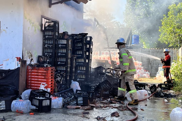 Gudang Air Minum Kemasan di Pangandaran Terbakar, Terdengar Ledakan dari Atas Dapur