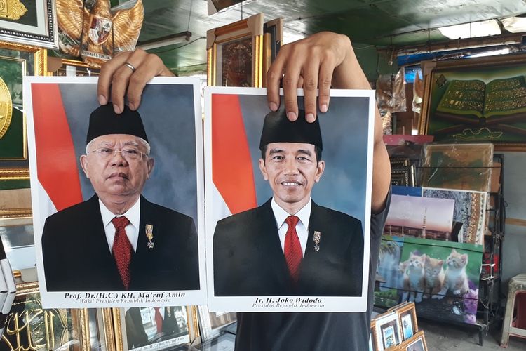 Foto Presiden dan Wakil Presiden Republik Indonesia periode 2019-2024, Joko Widodo atau Jokowi dan Ma'ruf Amin yang dijual di pasaran, salah satunya yang dijual di kawasan Pasar Jatinegara, Jakarta Timur, Kamis (17/10/2019).