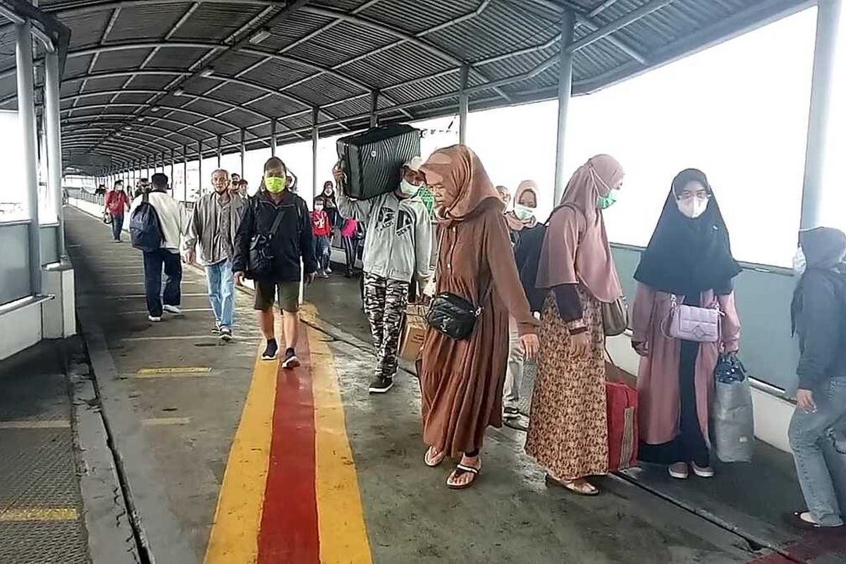 Para pemudik berjalan di selasar menuju Dermaga 1 Pelabuhan Bakauheni, Lampung, Minggu (1/5/2022). Para pemudik di H - 1 ini didominasi pemudik jarak dekat yang hendak menyeberang ke Pelabuhan Merak.