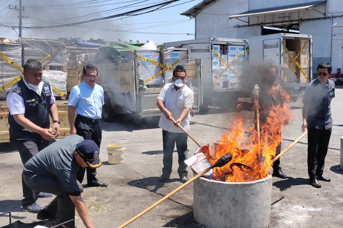 Direktorat Jenderal Perlindungan Konsumen dan Tertib Niaga (PKTN) Kementerian Perdagangan membakar sejumlah barang dari importir ilegal di Surabaya, Selasa (10/9/2019).