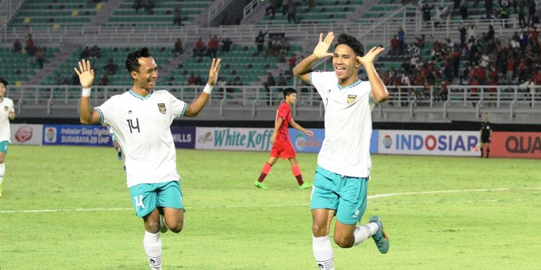 Selebrasi penyerang Timnas U20 Indonesia, Marselino Ferdinan, setelah membobol gawang Hong Kong dalam pertandingan Kualifikasi Piala Asia U20 2023 di Stadion Gelora Bung Tomo, Jumat (16/9/2022).