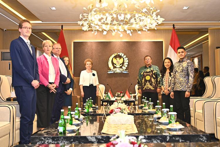 Wakil Ketua DPR RI Koordinator Bidang Kesejahteraan Rakyat (Korkesra), Cucun Ahmad Syamsurijal, menerima kunjungan kehormatan delegasi Parlemen Hungaria dipimpin oleh First Deputy Speaker of the Hungarian National Assembly, Márta Mátrai, Kamis (4/12/2025). 