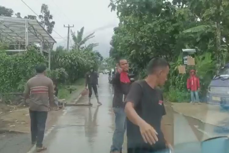  Viral di media sosial sebuah video yang memperlihatkan sejumlah warga di Kampung Kabandungan, Desa Padaluyu, Kecamatan Cugenang, Kabupaten Cianjur, mencegat sejumlah iring-iringan mobil yang membawa bantuan untuk korban gempa Cianjur.