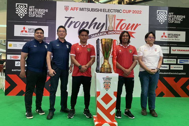 Legenda timnas Indonesia, Budi Sudarsono dan Ilham Jaya Kesuma, saat menghadiri acara tur trofi Piala AFF 2022 di Lippo Mall Puri, Jakarta Barat, pada Sabtu (26/11/2022).