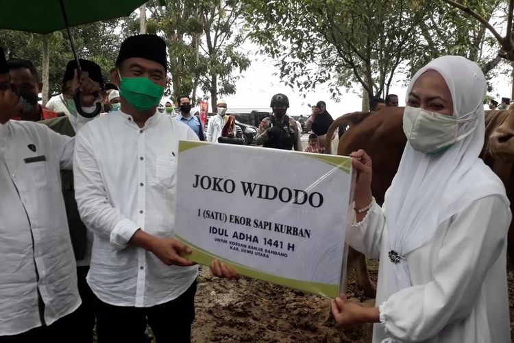 Menko PMK Muhajir Effendy menyerahkan Sapi Kurban dari Presiden RI Jokowidodo kepada Bupati Luwu Utara Indah Putri Indriani untuk korban banjir bandang Luwu Utara, Jumat (31/07/2020)