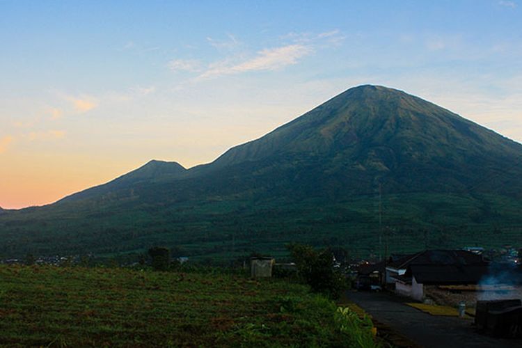 Gunung Sindoro dari Basecamp Pendakian Gunung Sumbing.