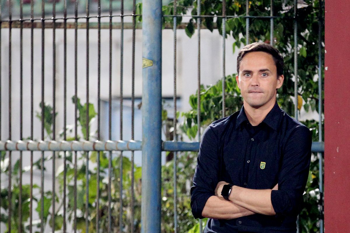 Pelatih Persebaya Surabaya di Liga 1 2024-2025, Paul Munster.