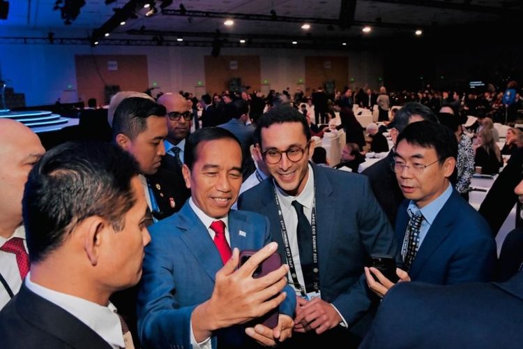 Presiden Joko Widodo saat dikerubungi para CEO perusahaan usai memberikan pidato pada APEC CEO Summit yang digelar di San Fransisco pada Kamis (16/11/2023) waktu setempat.