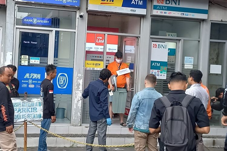 Satu diantara pelaku bobol ATM asal WN Bulgaria saat rekonstruksi di boks ATM Jalan Katamso, Kota Yogyakarta, Kamis (13/7/2023).