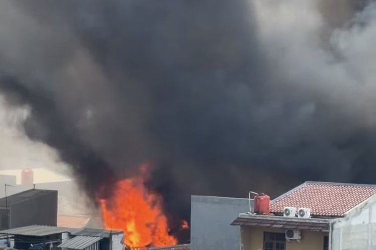 Kebakaran di Permukiman Padat Gambir Jakpus, Damkar Masih Padamkan Api