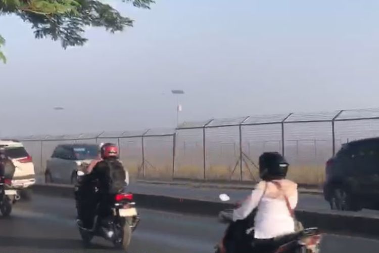 Cerita Penumpang di Bandara Syamsudin Noor Terjebak Kabut Asap: Rugi Waktu dan Takut Kena ISPA