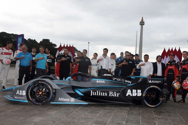 Gubernur DKI Jakarta Anies Baswedan (keempat kiri), Ketua Formula E Jakarta Ahmad Sahroni (ketiga kiri), Chief Championship Officer Formula E Alberto Longo (kelima kiri), Ketua IMI Bambang Soesatyo (kelima kanan), dan Direktur Utama JakPro Widi Amanasto (kiri) berfoto bersama para pebalap Formula E saat Meet and Greet Pebalap Formula E di kawasan Monas, Jakarta, Kamis (2/6/2022). Ajang Jakarta E-Prix 2022 akan digelar pada Sabtu 4 Juli 2022.