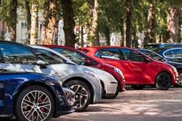 Ilustrasi mobil parkir.