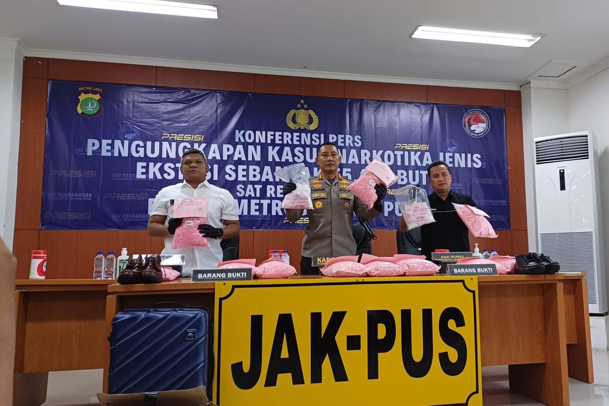 Kapolres Metro Jakarta Pusat Kombes Komarudin menunjukkan barang bukti berupa narkoba jenis ekstasi di Mapolres Metro Jakpus, Rabu (27/9/2023). (KOMPAS.com/XENA OLIVIA)