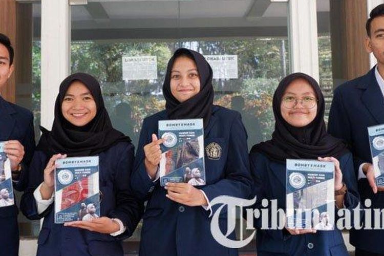 Lima mahasiswa UB pencipta masker berbahan kokon ulat sutera 
