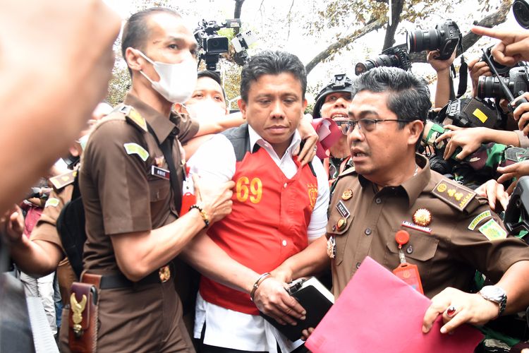 Mantan Kadiv Propam Polri Ferdy Sambo (tengah) dikawal petugas menuju kendaraan taktis saat proses pelimpahan berkas perkara tahap dua di Gedung Kejaksaan Agung, Jakarta, Rabu (5/10/2022). Penyidik Bareskrim Polri menyerahkan 11 tersangka dan barang bukti kepada Kejaksaan Agung dalam pelimpahan tahap dua terkait kasus pembunuhan berencana Brigadir J dan obstruction of justice yang salah satunya menjerat mantan Kadiv Propam Ferdy Sambo. ANTARA FOTO/Indrianto Eko Suwarso/aww.