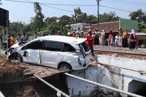 Keluar Sebelum Mobilnya Tertabrak Kereta, Pengemudi Honda Mobilio Selamat