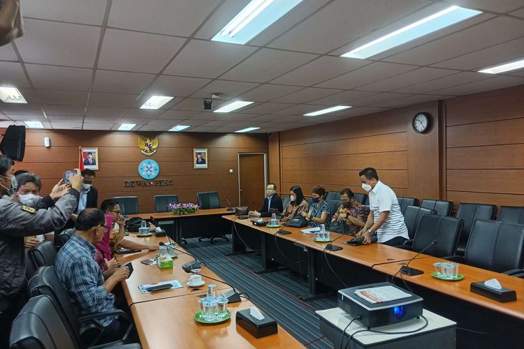 Pertemuan tim pengacara Kadiv Propam Polri Ferdy Sambo dengan anggota Dewan Pers di Gedung Dewan Pers Lantai 7, Gambir, Jakarta Pusat, Jumat (15/7/2022).