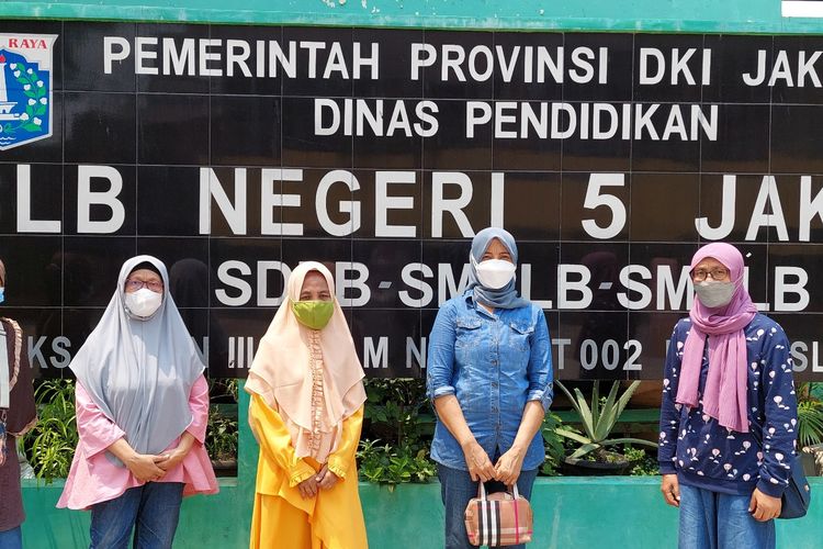 Orangtua siswa SLB Negeri 5 Jakarta menyambut baik diberlakukannya Pembelajaran Tatap Muka di Jakarta, Selasa (4/2/2022)