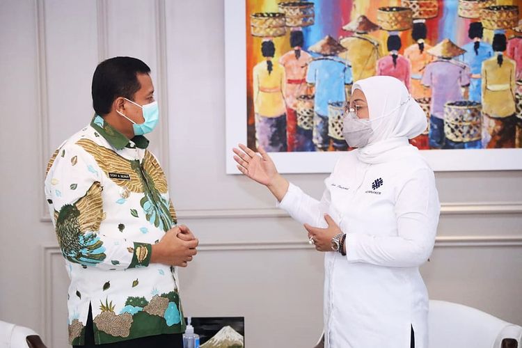 Bupati Sumedang Donny Ahmar Munir (kiri) dan Menteri Ketenagakerjaan Ida Fauziah (kanan) melakuakn audiensi di Ruang Kerja Kementerian Ketenagakerjaan, Jakarta, pada Kamis (25/3/2021).