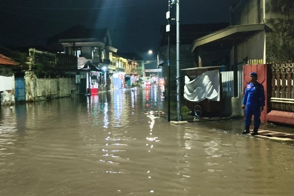 Banjir rob yang melanda di kawasan pesisir Kota Pasuruan, Jawa Timur yang menggenangi jalan-jalan kampung dan sebagian masuk rumah warga, Kamis (4/12/2025) 