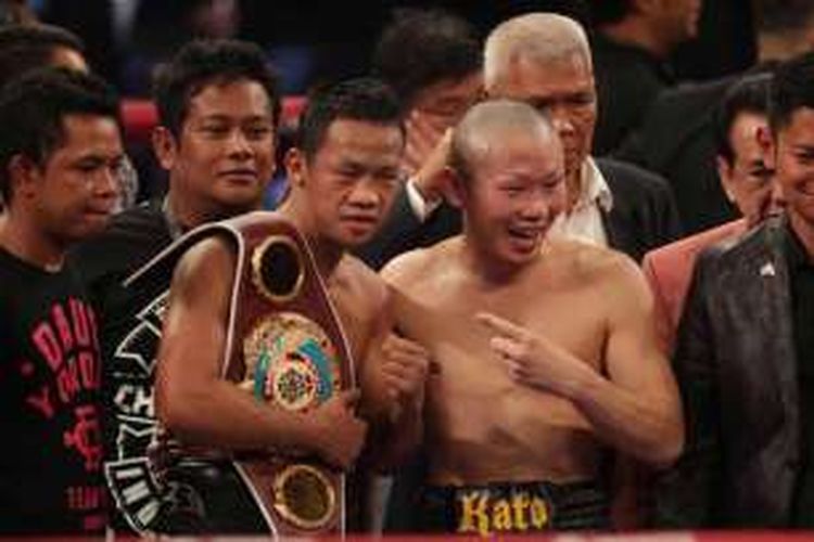 Daud Yordan berpose dengan Yoshitaka Kato untuk memperebutkan gelar juara kelas ringan WBO Asia Pacific di Balai Sarbini, Jakarta, Jumat (6/2/2015). Daud dinyatakan menang atas Kato melalui technical unanimous decision.