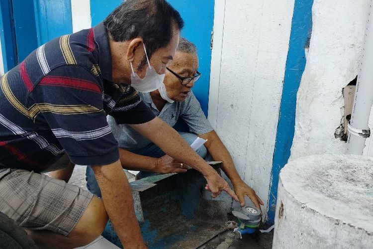 Ketua RT 01, RW 05, Kelurahan Mintaragen, Kota Tegal, Budi Ngateru (78) dan warganya menunjukan meteran air PDAM yang tidak berputar atau tidak mencatatkan air mengalir, Selasa (28/2/2023).