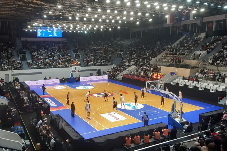 Timnas basket Indonesia berusaha membongkar pertahanan Yordania dalam laga terakhir Grup C Kualifikasi FIBA World Cup 2023 Zona Asia di Istora Senayan, Jakarta, pada Senin (4/7/2022) malam WIB.