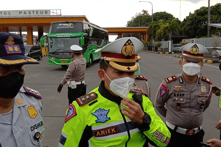 Kasatlantas Polrestabes Bandung AKBP Ariek Indra Sentanu tengah menjelaskan terkait ganjil genap di lima tol di Kota Bandung. Jumat (11/2/2022).