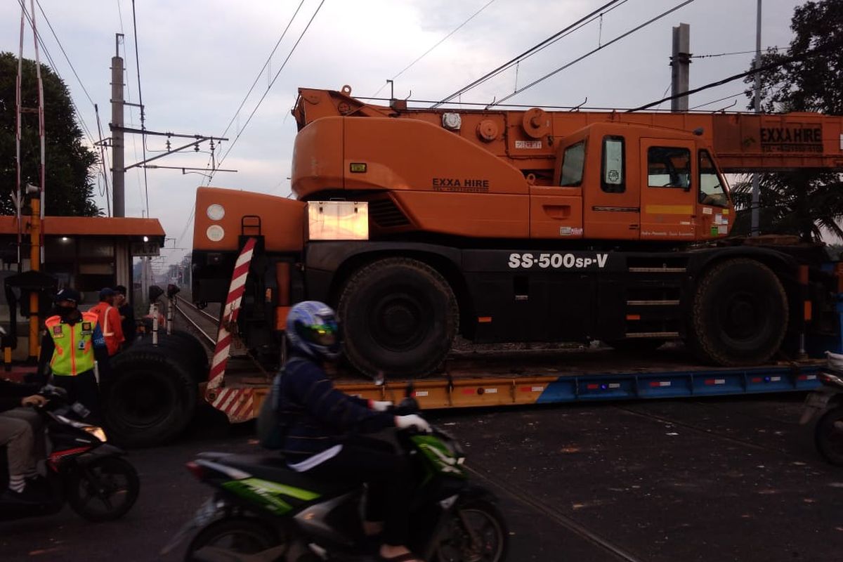 Truk pengangkut alat berat mogok di pintu perlintasan antara Stasiun Tanah Tinggi-Tangerang