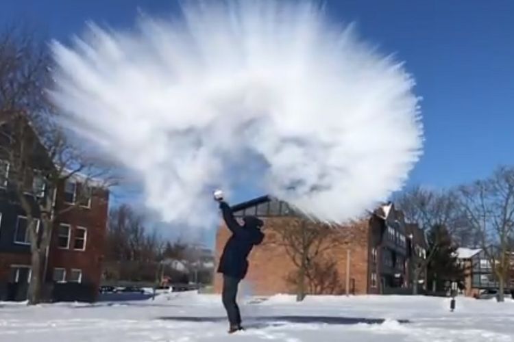 Boiling water challenge, melempar air mendidih di udara yang suhunya beku. (Twitter/Chris Lynch)