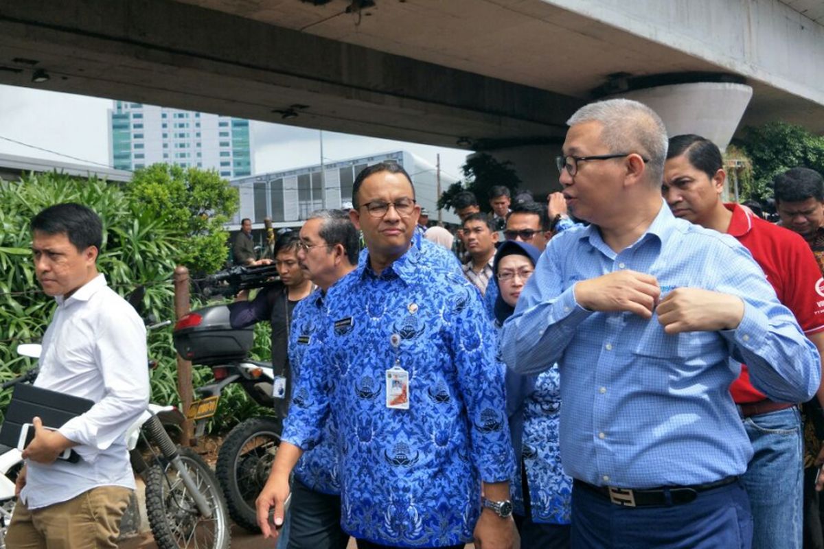 Gubernur DKI Jakarta Anies Baswedan dan Dirut Transjakarta Budi Kaliwono berjalan di kawasan Tanah Abang, Jumat (22/12/2017). 