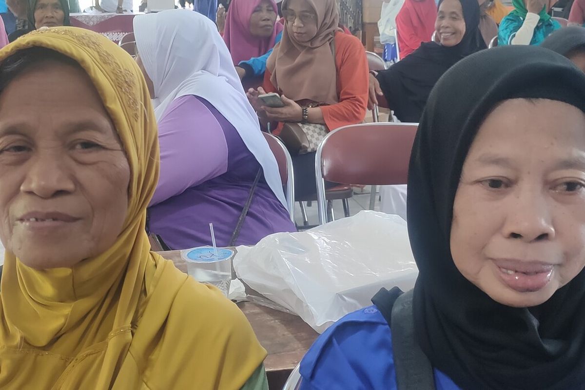 Para lanjut usia menunggu agenda penyaluran bantuan usaha dari Kementerian Sosial RI di Kalurahan Sukoreno, Kapanewon Sentolo, Kabupaten Kulon Progo, Daerah Istimewa Yogyakarta.