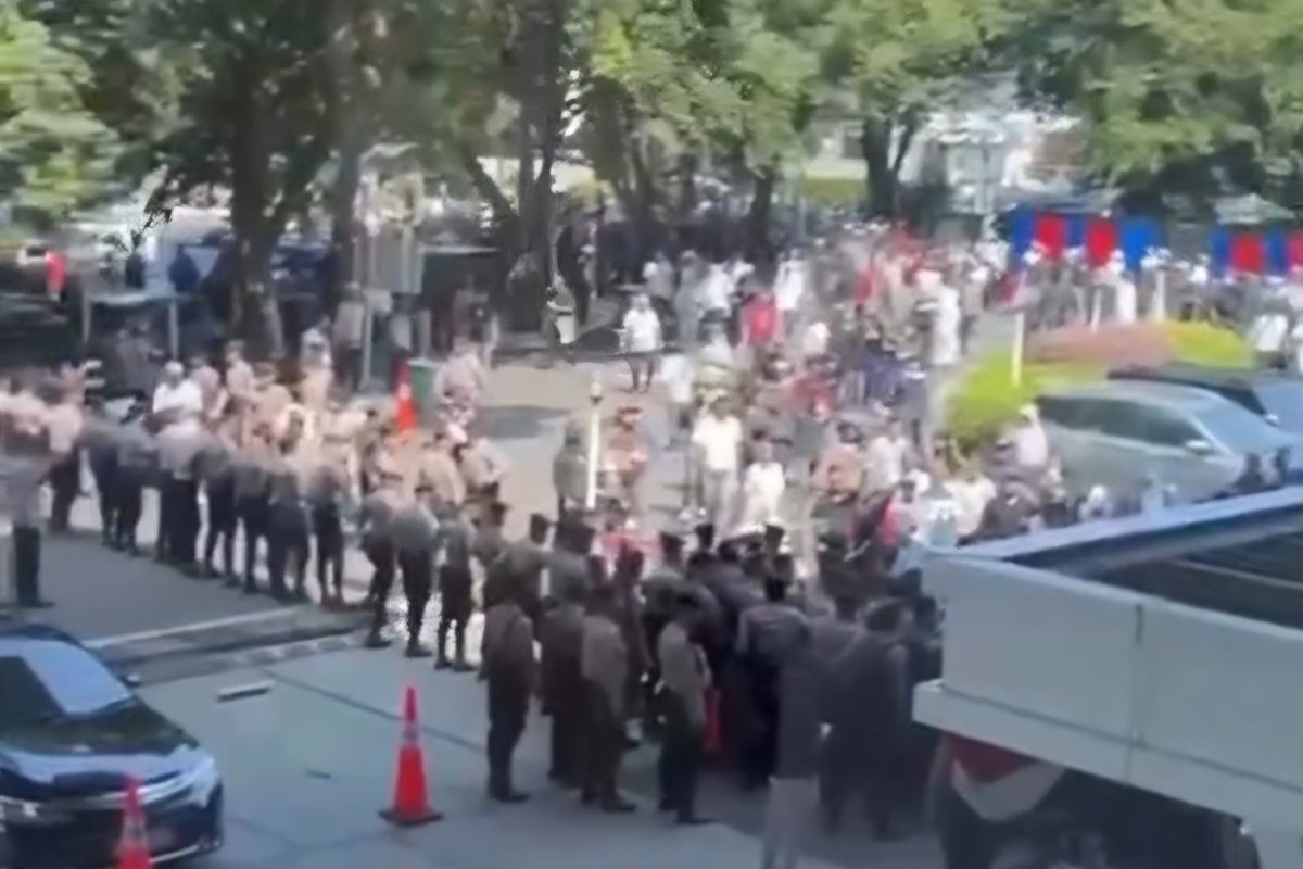 Suasana unjuk rasa sengketa lahan di kawasan Pondok Indah yang dijaga aparat kepolisian.