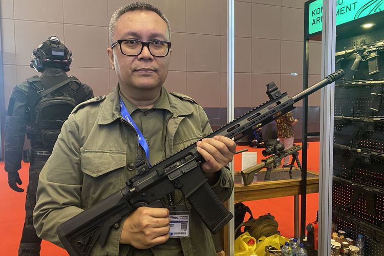 Direktur Utama PT Komodo Armament Indonesia Dananjaya A Trihardjo memamerkan senjata serbu pabrikannya.