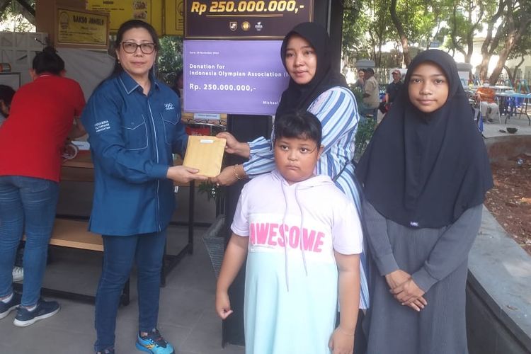 Istri almarhum Markis Kido, Richa Sari Pawestri, saat menerima bantuan sebesar Rp 25.000.000 dalam acara Charity The Juara 2023 di Warung Koupey Kantin Serbaguna Komplek Gelora Bung Karno (GBK) Senayan, Jakarta, Sabtu (16/12/2023). 