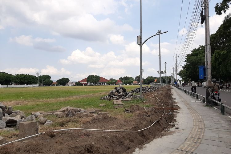 Proses pembangunan pagar yang mengelilingi Alun-alun Utara Yogyakarta. Pembangunan pagar ini bertujuan untuk mengembalikan seperti jaman dahulu.