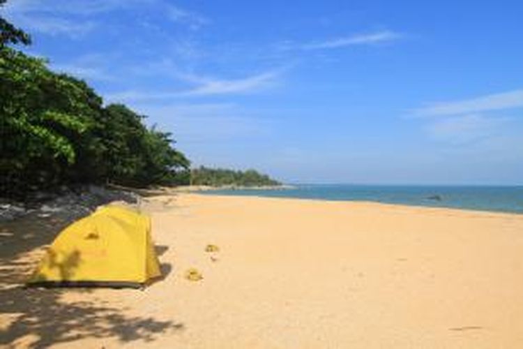 Salah satu pemandangan pantai yang bisa dinikmati di Teluk Atong Bahari, salah satu destinasi wisata yang telah dikelola di desa Temajuk, Kecamatan Paloh, Kabupaten Sambas, Kalimantan Barat. 