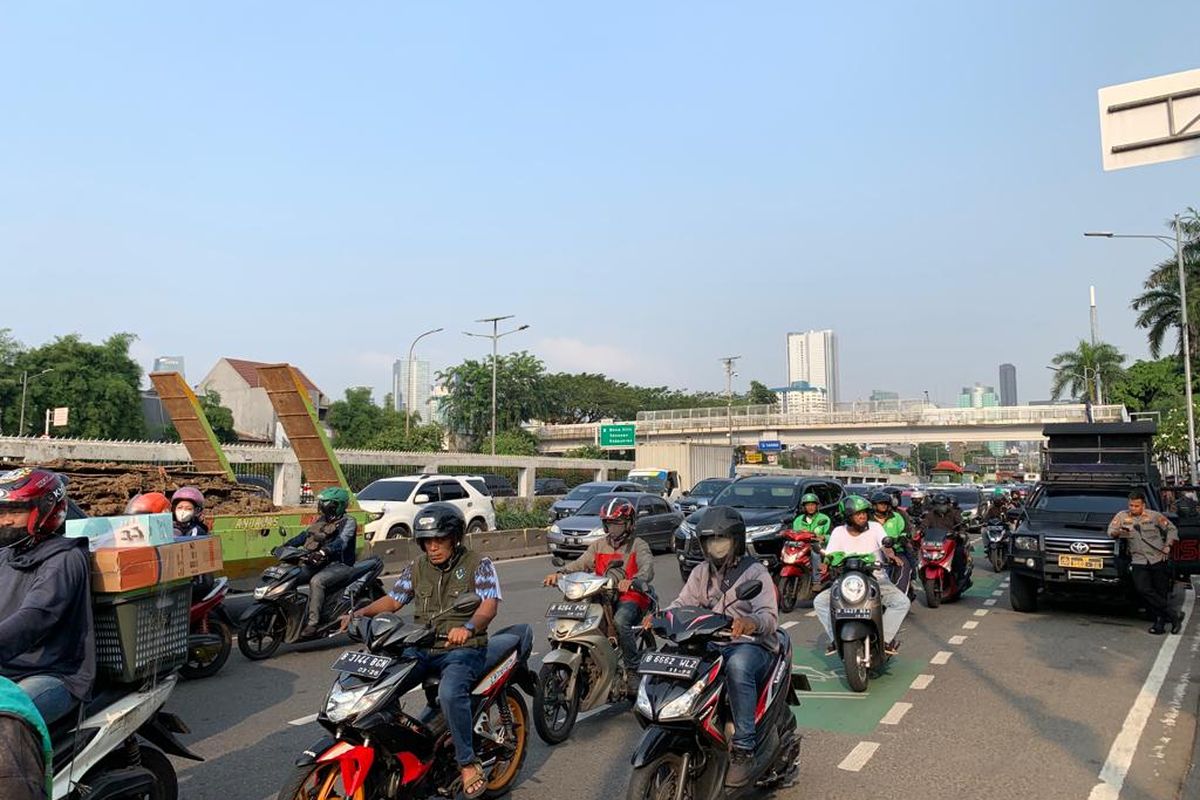 Arus lalu lintas di sekitaran depan Gedung DPR/MPR RI terpantau ramai dan padat, imbas adanya aksi unjuk rasa oleh mahasiswa pada Selasa (28/6/2022).